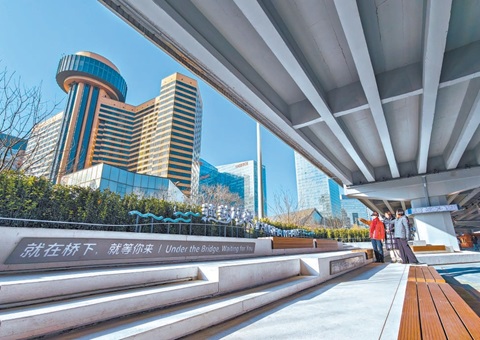 300座桥系桥下空间整治提升 新增停车位5487个 “灰色空间”变身“花园桥区”   焕新北京的桥